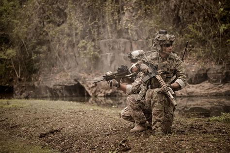 Soldados Dentro Camuflar Uniformes Visando Seus Rifles Prontos Para