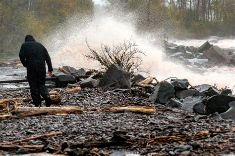 Powerful Storm Hits Duluth Big Waves Flood Lake Superior Shoreline