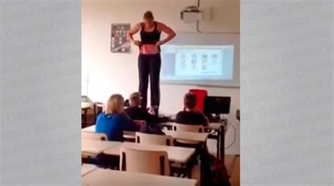 Profesora De Biolog A Se Desvisti Para Una Clase De Anatom A