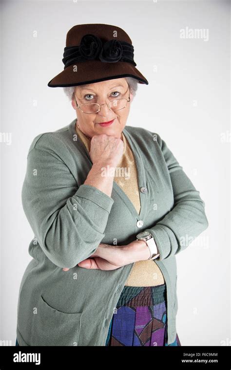 Toccare Dancing Granny Norma Cabble Pone In Studio Foto Stock Alamy