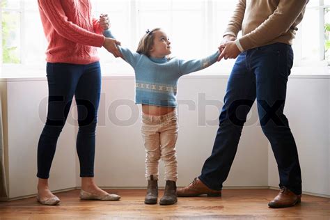 Zwei Eltern Streiten KInd In Scheidung Konzept Stock Bild Colourbox