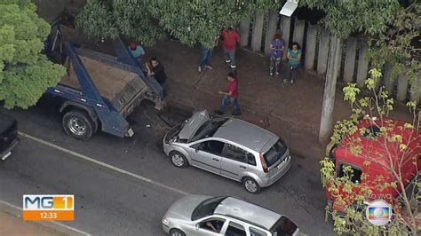 Acidente Entre Carro E Dois Caminh Es Deixa Tr Nsito Lento Em Avenida