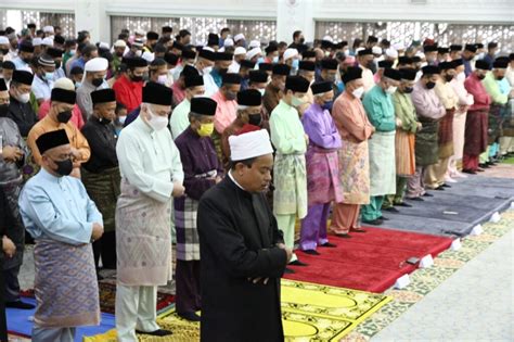 Sultan Nazrin Solat Sunat AidilAdha Bersama 1 000 Rakyat Utusan Malaysia