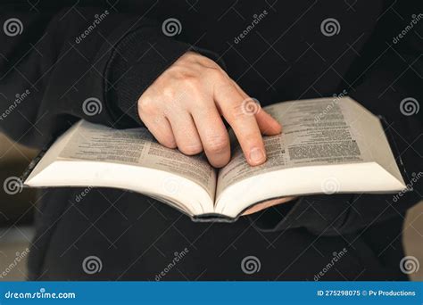 Biblia De Libro Abierto En Manos Masculinas Cerradas Imagen De Archivo