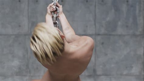 Miley Cyrus Aparece Nua Em Clipe De Wrecking Ball