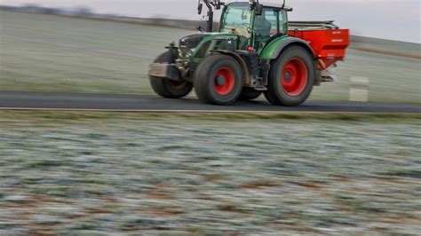 Betrunkener Prallt In Der Rh N Mit Traktor Gegen Hauswand