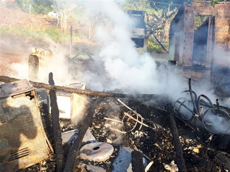 Vídeo Casa fica completamente destruída após incêndio ClicRDC