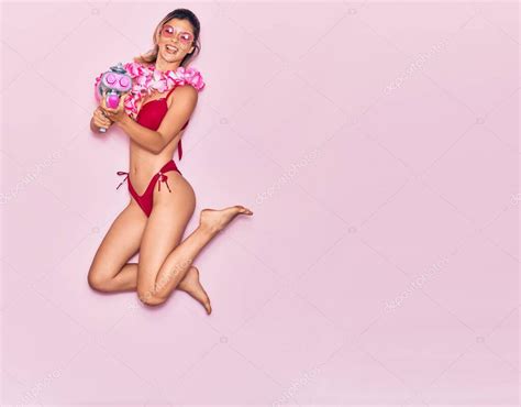 Joven Hermosa Chica De Vacaciones Con Bikini Y Lei Hawaiano Sonriendo Feliz Saltando Con
