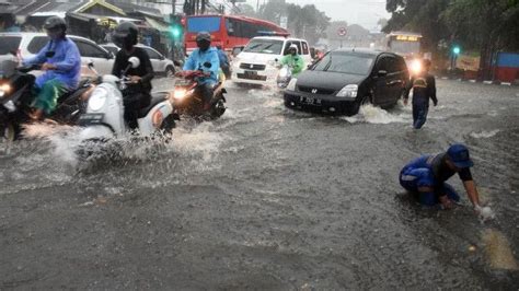 Diguyur Hujan Hari Ini 3 Ruas Jalan Di DKI Jakarta Terendam Banjir