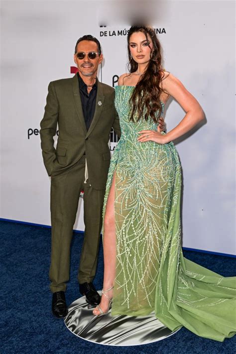 Nàng hậu lấy chồng đáng tuổi bố sau tháng sinh con tự tin diện bikini nhìn xuống vòng bụng