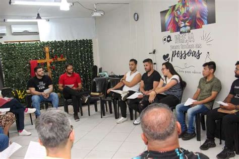 Gay pastor lidera a igreja que prega inclusão e aceita qualquer pessoa