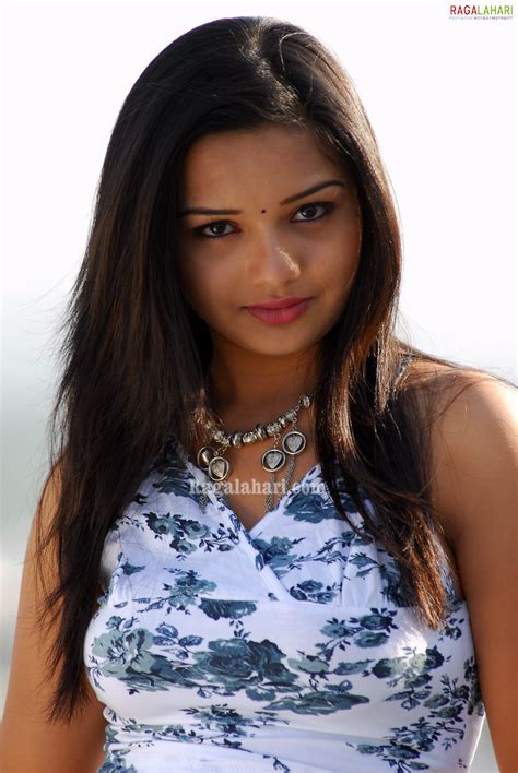 Men Women Photos Telugu Actress Yaamini Yamini Hot Navel Show Very Rare