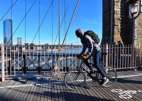 Cycling on Brooklyn Bridge editorial image. Image of city - 167985285