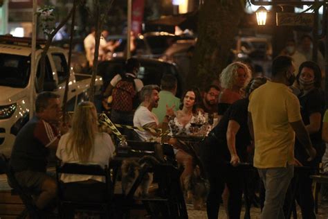 Clientes Sem M Scara E Mesas Lotadas Marcam Noite De Reabertura De