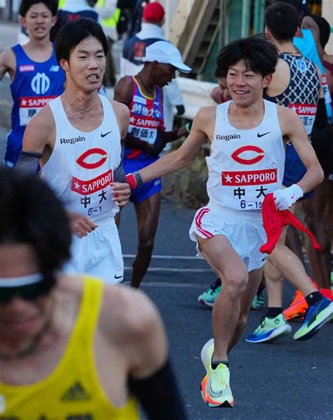 ＜第99回箱根駅伝・往路 鶴見中継所＞1区・溜池（左）からたすきを受け取る中大の2区・吉居大（撮影・木村 揚輔） ― スポニチ