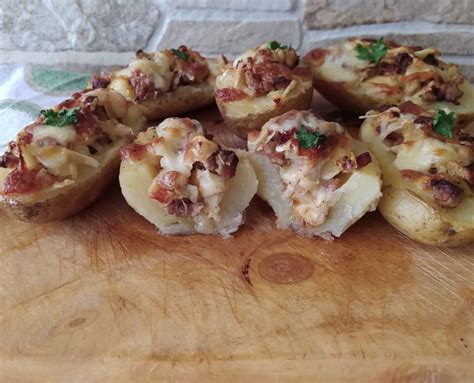 Patate Ripiene Al Forno Con Salsiccia E Provola Affumicata