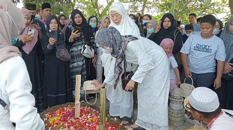 Tangis Keluarga Di Pemakaman Dosen Muda UIN Raden Mas Said Surakarta