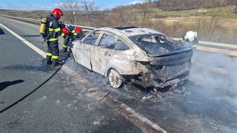 FOTO O mașină a luat foc pe autostrada A1 Sibiu Deva Pasagerii au