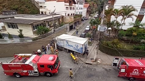 Caminhão desgovernado bate em muro e fere 3 levemente no Centro