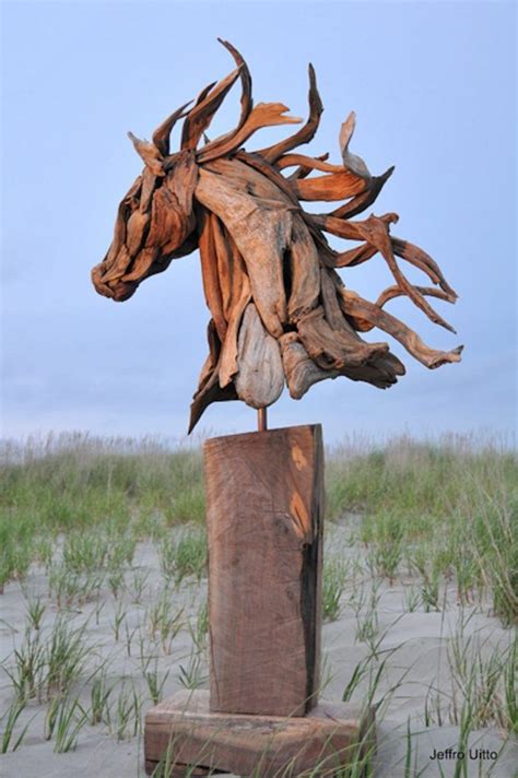 Un artiste ramasse du bois flotté et transforme ce qu il trouve en de