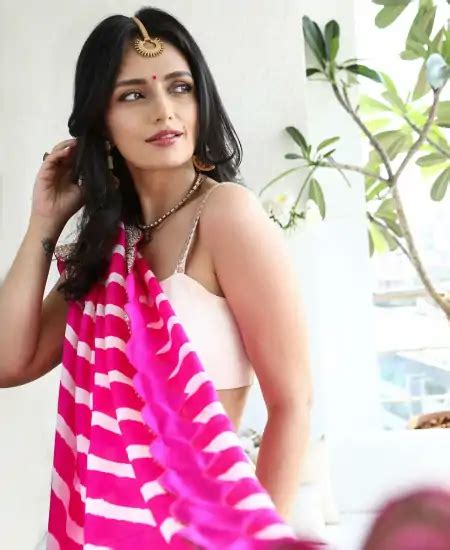 Roshni Chopra Top Hot Pics And Photo