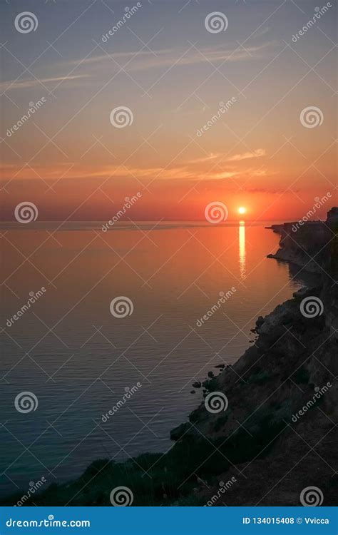 Puesta Del Sol Que Sorprende Sobre El Mar Y La Costa Costa Foto De