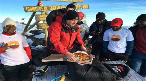 Pizza Hut rompió récord al entregar pizza en la cima del monte