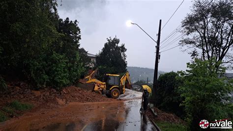 No Vale Notícias Chuva causa queda de barreira na Estrada Velha em