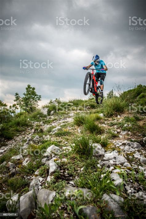 엔 듀로 모든 산 E 자전거 라이더아드레날린 Mtb 트레일 도시 위에 전기자전거에 대한 스톡 사진 및 기타 이미지 전기자전거