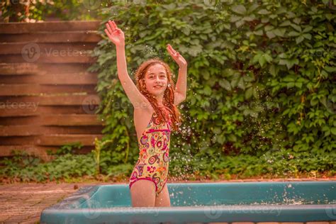 Adolescente En Maillot De Bain Dans La Piscine Humeur Positive De L