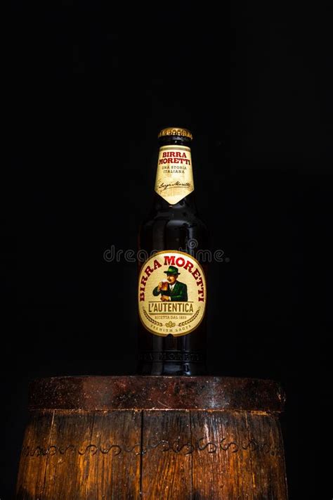 Botella De Cerveza Birra Moretti Sobre Barril De Madera Con Fondo