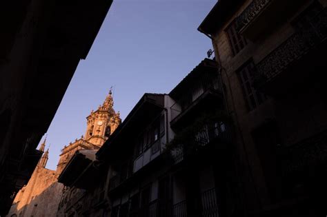 Mire Desde Hondarribia Una Pequeña Ciudad Al Lado De Donostia San Sebastián Y Una De Las