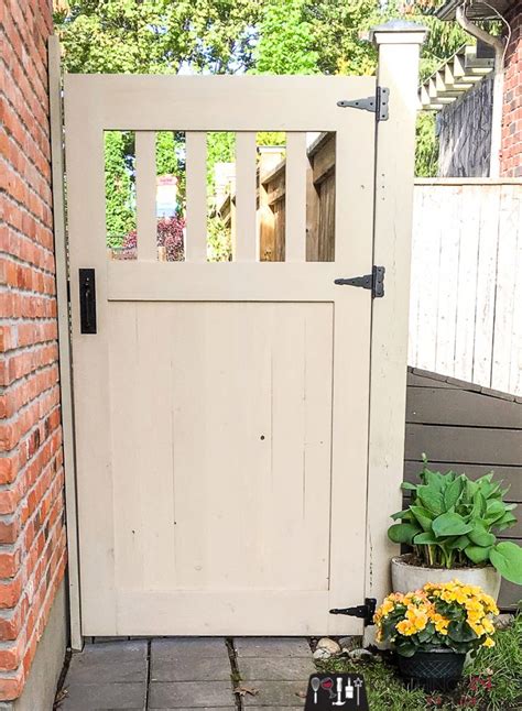 How To Make A DIY Garden Gate - Free building plans and tutorial