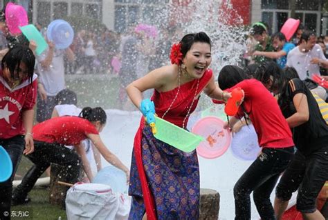 2018瑞麗潑水節，一場盛大的潑水「濕身」狂歡，快樂潑起來！ 每日頭條