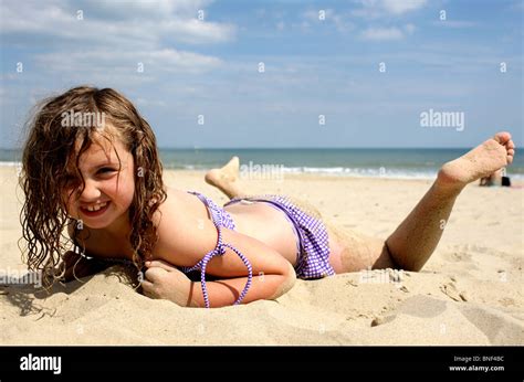 Gl Cklich L Chelnde Junge M Dchen Im Bikini Bademode Liegen Auf Sand Am