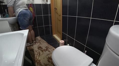 Chubby milf urinates on the toilet ThisVid 日本語で
