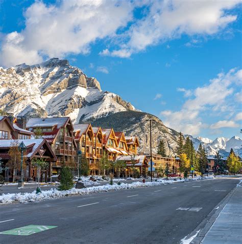 5 Best Banff National Park Tours for Young Adults and Under 30/40