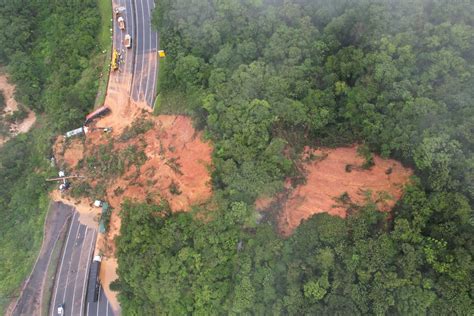 Deslizamento na BR 376 Corpo de Bombeiros e Defesa Civil entram no 3º