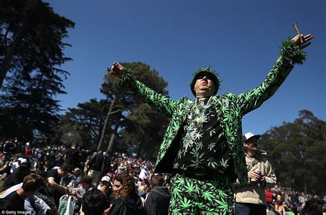 Stoners Celebrate 420 Day In Huge Gatherings Across The Us Daily Mail