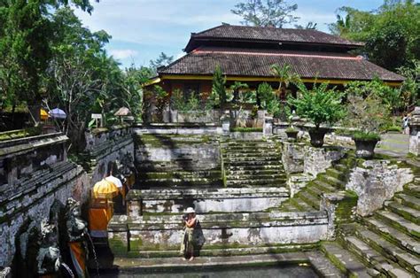 Goa Gajah Ubud Gianyar Daya Tarik Harga Tiket Masuk