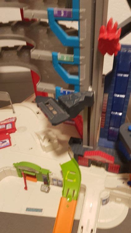 Hot Wheels Autogarage mit viel viel Zubehör Neuwertig Kaufen auf Ricardo