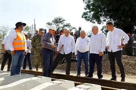 López Obrador y Alejandro Murat supervisan obras de Tren Interoceánico