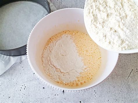 Semi Naked Cake Mit Beeren Und Drip