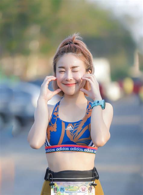 Mỹ nữ marathon mặc bikini nửa kín nửa hở tuổi vẫn đẹp như