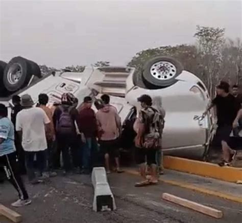 VOLCADURA DE TRÁILER BLOQUEÓ POR HORAS VÍA MÉRIDA CAMPECHE