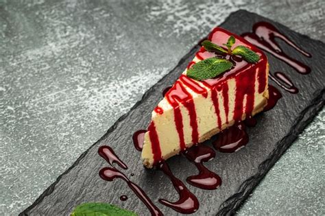 Pedazo De Tarta De Queso Con Mermelada De Fresas Frescas Y Menta