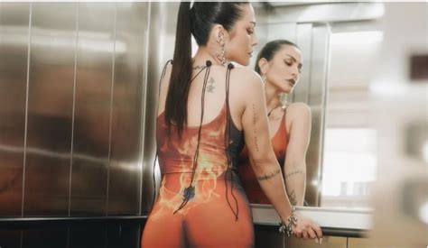 Cleo Nua No Elevador Vestido Naked Dress Destaca Curvas Da Cantora