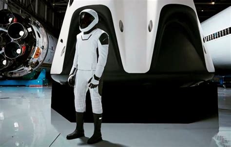 Elon Musk Revela El Aspecto A Cuerpo Completo Del Nuevo Traje Espacial