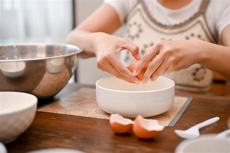 Una Hembra Rompe Un Huevo Y Separa La Yema De Huevo De La Magdalena De