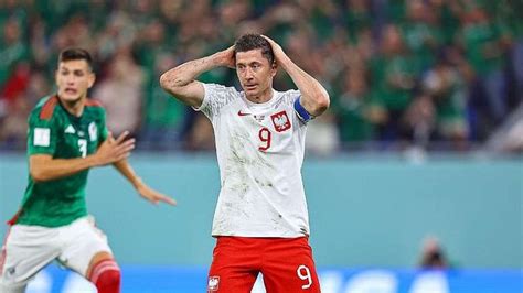 World Cup Lewandowski Misses Penalty As Poland Draw With Mexico